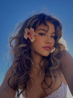 Beach Makeup, Vacation Hairstyles, Flowers In Her Hair, Makijaż Smokey Eye, Beach Photography Poses