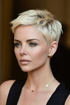 Charlize Theron Pixie, Highlight Pixie, Charlize Theron Short Hair, Celebrity Pixie Cut, Short Cropped Hair, Pixie Blonde, Curly Pixie Haircuts, Short Sassy Haircuts, Crop Hair