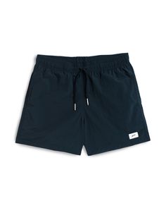 El clásico Swim Trunk en azul marino es la última incorporación a la colección Bather para Primavera/Verano 2018. Nuestro corte clásico Swim Trunk, en un color igualmente clásico y versátil. A diferencia del clásico Surf Trunk, el Swim Trunk presenta una cintura elástica con un forro de malla ultrafina y elástica en cuatro direcciones.



 Exterior: nailon 100 % reciclado de secado rápido

 Forro: 90 % nailon, 10 % spandex, malla ultrafina

 Bolsillos laterales reforzados.

 Bolsillo trasero con cierre a presión.

 Entrepierna de 5,5 pulgadas.

 Hecho en Canadá Moisture-wicking Micro-elastic Nylon Shorts, Stretchy Solid Color Nylon Shorts, Micro-elastic Nylon Shorts, Micro-elastic Nylon Shorts With Go-dry Technology, Micro-elastic Nylon Go-dry Shorts, Nylon Shorts With Elastic Waistband, Sporty Fitted Nylon Swim Trunks, Fitted Nylon Swim Trunks For Sport, Waterproof Nylon Bottoms Relaxed Fit