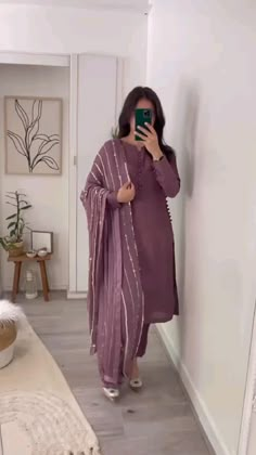 Salwar Suit Ideas For Women, Daily Wear Suits Designs, Ethenic Dresses Designs, Party Dresses For Women Over 40, Party Wear Suit Designs For Women, New Fancy Top Design, Pent Design For Women, Fancy Tops For Women, Salwar Party Wear