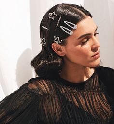 Four Ways to Rock Spring’s Barrette Trend How to Make Clips and Slides Look Chic—Not Child-Like #HairInspo #Chic #Barrette #Clips #TheKit 90s Hair Accessories, Early 2000s Trends, Hair Clip Hairstyles, Hair Clips 90s, 90s Hair, Really Long Hair, 90s Hairstyles