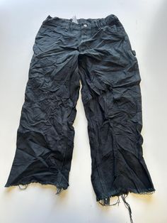 Mens Carhartt Baggy Carpenter Workwear Trouser / Pants 1990s vintage  Baggy Fit  Zip Fly  Black Waist 30 inch Leg Length 24 inch **Sizes are exact measurement of the jean and may differ from the tag size** Please note due to the nature of these being workwear jeans there will be cool signs of fraying / paint and fading marks. All adding to the character of the piece** Item in great workwear condition overall Pantalon Carhartt, Mens Carhartt, Workwear Jeans, Workwear Trousers, Trouser Pants, Baggy Fits, Vintage Black, Mens Jeans, Work Wear