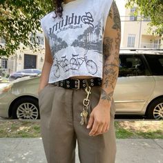 Grunge Lesbian Style, Stylish Masc Lesbian Outfits, Tomboy Chic Summer Outfits, Masc Lesbian Country Outfits, Feme Masc Outfits, Masc Lesbian Cowboy Outfit, Lesbian Boyfriend Style, Plus Masc Fashion, Pretty Masc Outfits