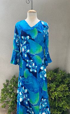 Vintage Hawaiian luau maxi dress green blues floral Sz M by Sears Hawaiian Fashions. Made in USA of possible acetate fabric. Back zipper and keyhole cutout in sleeves. Good condition  Measurements  Shoulder 16" Bell sleeves 19" Bust 42" Waist 36" Hips 46" Length 54" Blue Hawaiian V-neck Dress, Green Hawaiian Floral Print Dress, Blue Fitted Hawaiian Dress, Green Hawaiian V-neck Dress, Blue Hawaiian Dress With Tropical Print, Green Hawaiian Maxi Dress For Spring, Flowy Blue Tropical Print Dress, Blue Tropical Dress With Hibiscus Print, Blue Hawaiian Printed Dresses