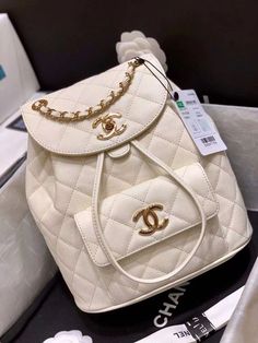 ??? SIZE :22.5x24x12cm Mochila Chanel, Leather Backpack Handbag, Stylish School Bags, Luxury Bags Collection, Aesthetic Bags, Girly Bags, Luxury Purses, Fancy Bags, Chanel Caviar