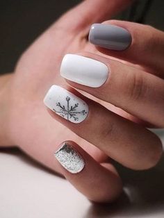 70+ Stylish Christmas Nails You Should Try In 2021 Silver Nail, Winter Nails Acrylic, Christmas Gel Nails, Her Nails, Makijaż Smokey Eye, Snowflake Nails, Cute Gel Nails, Short Acrylic Nails Designs, Xmas Nails