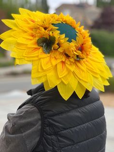 We offer high-quality costumes made of yellow light material suitable for Adults. Sunflower Hat Diy, Flower Halloween Costume Womens, Sunflower Cosplay, Sunflower Fashion, Sunflower Costume, Flower Hat Diy, Fun Hats, Flower Costume Diy, Sunflower Accessories