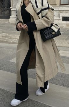 Spring Trench Coat Outfit Casual, Met Outfit Ideas, Winter European Fashion, Trenchcoat Outfits, Outfit Trenchcoat, Trent Coat, Trenchcoat Outfit, Mantel Outfit, Trench Coat Outfit