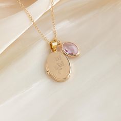 Custom Locket Necklace with Photo, Photo Locket, Butterfly Necklace, Gold Necklace, Memory Gift, Wedding Gift, Christmas Gift, Gift for Her 🌟Color: gold, Silver 🌟Pendant size: 20 X16mm 🌈This vintage oval necklace features an elegant butterfly engraving on the exterior, symbolizing transformation and beauty. Paired with a birthstone that reflects individuality, customers can choose their desired month to showcase their unique style. Inside, a hidden compartment allows for the customization of a special photo, ensuring cherished memories are kept close to the heart. Whether personalized for oneself or given as a gift, this necklace serves as a meaningful keepsake, honoring the memories of life and love. Highlights: ✨Treasured Memories: The necklace includes a compartment designed to hold Butterfly Necklace Gold, Oval Necklace, Photo Locket, Photo Photo, Butterfly Necklace, Cherished Memories, Locket Necklace, Memorial Gifts, Gift Wedding