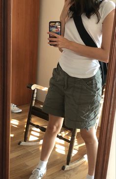 Basic Neutral Outfits Aesthetic, Japanese Clothing Style Summer, Rashguard Aesthetic, Ootd For Short Girl, Short Cargo Pants Outfit, Sandwich Method Outfit, Boyish Outfits, Short Pants Outfit