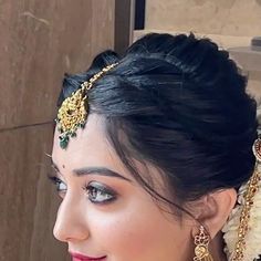 Ashika Shabeer on Instagram: "“Elegant and Divine: The Perfect Equisite Muhurtham Hairdo” for bride @athmika_sumithran ❤️ Hairstyle: @hairbyashi Mua: The bride @athmika_sumithran Saree drape: @mettilda_sareedraping #chennaimua #chennaihairstylist #hairbyashi #muhurthamhairstyle #traditionalhairstyle #sareedraping #muhurthamjadai #hairinspiration #tamilbride #tamilwedding" Hairstyles For South Indian Brides, Front Hairdo Wedding Hairstyles, Traditional Muhurtham Hairstyle, Tamil Muhurtham Hairstyles, Athmika Sumithran Saree, Bridal Muhurtham Hairstyle, Front Variation Hairstyle Indian Bride, Athmika Sumithran Wedding, Muhurtha Hairstyle