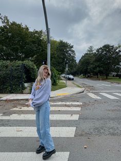 Oversized Crewneck Outfit Jeans, Dad Jeans Outfit Women Winter, Baggy Levis Outfit, Levi’s Baggy Dad Jeans Outfit, Faded Blue Jeans Outfit, Jeans And Crewneck Outfit, Baggy Dad Jeans Outfit, Dr Martens Jadon Outfit, Dad Jeans Outfit Women