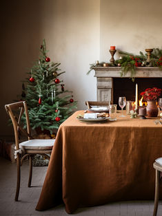 Cinnamon linen square tablecloth for Christmass Christmas Dinner Round Table Settings, Christmas Feast Table, Christmas Tablecloth Ideas, Classic Table Setting, Tablecloth Ideas, Round Christmas Tablecloth, Round Table Settings, Cinnamon Christmas, Round Dinner Table