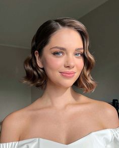 30 Chic Bridal Hairstyles for Short Hair - Inspire Your Dream Look - divagaze.com Formal Hairstyles For Short Hair, Wedding Hair Makeup, Bridal Hair And Makeup