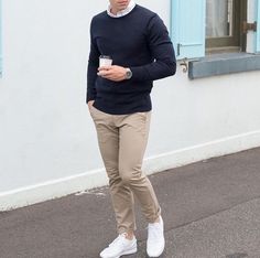 Die: White Sneakers + Beige Chinos + Black Sweater + White Simple Shirt Outfit Chicos, Beige Pants Men, Sweater Outfits Men, Outfit Sport, White Sneakers Outfit, Sneakers Outfit Men, Sneaker Outfits