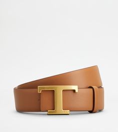 Double face belt in fine leather with iconic branded metal T Timeless buckle. Sides with different finishing. Reversible Belt, Leather Belts, Double Face, Beige Brown, Belts For Women, Leather Women, Metallica, Belts, Dust Bag