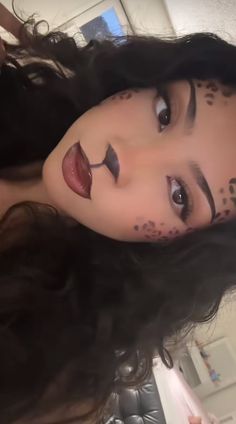 Chetta Makeup Look, Cheetah Makeup Black Women, Glamour Makeup Leopard, Animal Makeup Easy, Face Paint Ideas For Adults, Animal Makeup Looks, Face Paint Ideas Aesthetic, Crazy Makeup Looks Creative, Lioness Makeup