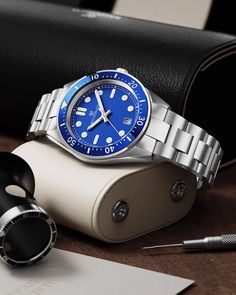 Case diameter: 40 mmCase thickness: 11.8 mmMaterial: Rhodium-plated 316L stainless steelDial: Blue dial in brassBezel: Rotating ceramic bezelIndex & hands: Applied indices, luminous handsGlass: Sapphire CrystalMovement: Ronda 715Water Resistance: 10 ATM (snorkeling)Strap: Stainless steel with white gold PVD platingStrap size: Onesize, fits wrists of all sizesLug width: 20 mmPackaging: Black leather box with certificate and manualAvailability: In stock, Free and fast Shipping Worldwide Business Watches With Blue Metal Dial, Formal Blue Watch With Metal Dial, Modern Blue Watch With Metal Dial, Luxury Blue Watches With Metal Dial, Blue Water-resistant Watch With Round Dial, Timeless Watches, Leather Box, Sapphire Crystal, Stainless Steel Case