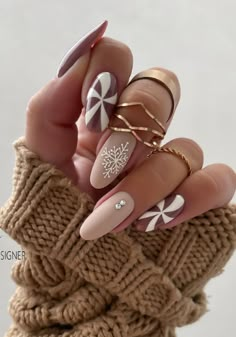 candy swirl winter festive christmas nails. nude christmas nails. simple winter nails minimal. Snow Nails, December Nails, Winter Nails Acrylic, Christmas Nails Easy, Sweater Nails, Her Nails, Christmas Nail Art Designs, Snowflake Nails, Christmas Nails Acrylic