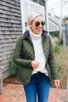 Turtleneck With Vest, Legal Outfits, Barbour Coat, Turtleneck Sweater Outfit, New England Fashion, Style Turtleneck, White Turtleneck Sweater, Preppy Women, Turtleneck Outfit