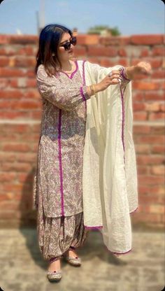 Simple Cotton Suit Design, Cotton Printed Suits Design With Lace, Simple Punjabi Suit Design With Lace, Simple Salwar Suits Cotton, Stiching Suit Design, Lace Punjabi Suit Design, Paint Kurti Design, Cotton Suit With Lace Designs, Suit Degins Latest