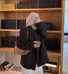 Oversized Blazer Outfit Hijab, Hijabi Outfits Autumn, Modest Blazer Outfits, Blazer Hijab Outfits, Autumn Outfits Hijab, Modest Outfits Fall, Blazer Outfits Hijab, Fall Hijab Outfits, Hijab Fall Outfits