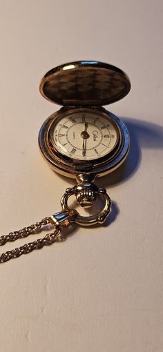 Cool Pocket Watches, Clock Necklace Aesthetic, Classic Metal Pocket Watch For Formal Occasions, Pocket Watch Aesthetic, Necklace Clock, Antique Trinkets, Victorian Pocket Watch, Star Catcher, Clock Necklace