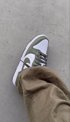 Nike Dunk Low Medium Olive, Photographie Indie, Shoes Outfit Fashion, Shoe Wishlist, Nike Shoes Jordans, Fresh Shoes