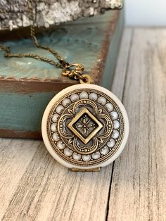 Vintage Style Ornate Locket /wedding - Etsy Birthday Sister, Add Photo, Photo Locket, Silver Lockets, Sister Birthday, Mom Daughter, Brides And Bridesmaids, Locket Necklace, Brass Chain