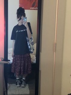 Long Skirt And Band Tee, Skirt With Baggy Shirt, Oversized Tee With Skirt, Masc Fem Outfits, Long Skirt Outfits, Maxi Skirt Outfits, Estilo Hippie, Wardrobe Tips