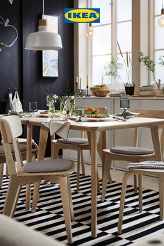 A modern dining room is all about the details with organic décor, clean and elegant design, and pops of color.