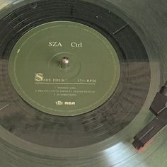 an old record player with the label sza curl on it's disc cover