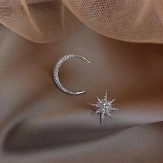 Twinkle Star & Moon Asymmetric Stud Earrings - LOW STOCK! Long Pearl Earrings, Moon And Star Earrings, Asymmetrical Earrings, Crystal Fashion, Elegante Casual, Star Earrings Stud, Star Moon, Silver Moon, Moon Earrings