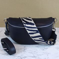 👜 ALTERNATIVE GURT-OPTIONEN Wenn Sie zusätzliche gemusterte Gurte kaufen möchten, die mit Ihrer Tasche kompatibel sind, können Sie den folgenden Link besuchen: https://www.etsy.com/de/listing/1373632971/beige-weiss-gemusterter-gold 👜 ITALIENISCHE QUALITÄT ➤ Diese schicke Ledertasche ist der perfekte Begleiter für jede Gelegenheit, bei der eine kleine Tasche praktisch ist. ➤ Egal, ob Sie in den Urlaub fahren, ein Wochenende verbringen, ein Konzert oder Festival besuchen oder einfach nur spazieren oder wandern gehen, diese Crossbody-Tasche kann Ihre Hände frei halten und Ihre Essentials in Reichweite halten. ➤ Ihr kompaktes und leichtes Design macht es einfach zu tragen, und ihr geräumiges Fach ist ideal für die Aufbewahrung Ihres Smartphones, kleiner Brieftasche, Schlüssel und anderer kle Navy Crossbody Shoulder Bag With Removable Pouch, Navy Crossbody Bag With Removable Pouch, Blue Belt Bag With Removable Pouch, Blue Belt Bag As Mobile Phone Shoulder Bag, Trendy Blue Belt Bag For Mobile Phone, Trendy Blue Belt Bag/shoulder Bag, Trendy Blue Shoulder Belt Bag, Trendy Blue Shoulder-style Belt Bag, Blue Belt Bag With Adjustable Strap