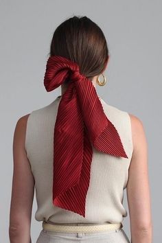 Pleated Scarf, Elegante Casual, Minimal Chic, Looks Chic, 가을 패션, Looks Style, Scarf Hairstyles, Scarf Styles, Hair Looks