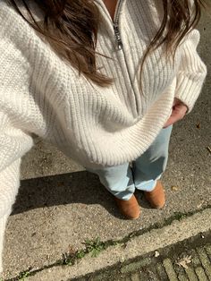 A picture of a cute fall outfit with Uggs, blue jeans and white zip up sweater Brown Hair Fall, Bohemian Fall Outfits, Uggs Ultra Mini, White Zip Up Sweater, Sweater And Jeans Outfit, White Sweater Outfit, Chestnut Uggs, Mini Outfit, Looks Pinterest