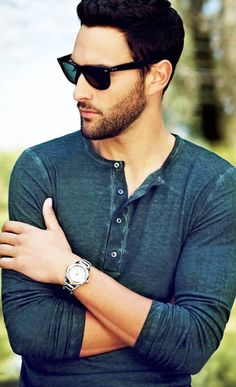 Faça seu estilo no Atelier das Gravatas - atelierdasgravatas.com.br ... Men's Fashion Ray Ban Sunglasses Sale, Women's Henley, Outfits Hombre, Sharp Dressed Man, Mens Fall, Gentleman Style, Look Casual, Men Looks, Ray Ban Sunglasses