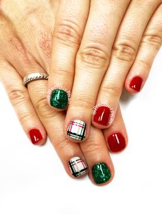 Natural Nails Manicure Christmas, Xmas Plaid Nails, Tartan Plaid Nails, Plaid Nail Art Christmas, Christmas Nail Short Nails, Xmas Nails Short Natural, December Nails Christmas Short, Plaid Christmas Nail Designs, Festive Christmas Nail Designs