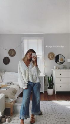 Effortless Cute Outfits, Casual Spanish Outfit, 90s Mom Fall Fashion, Cute Altheisure Outfits, Neutral Boho Fashion, Tunic And Jeans Outfit, Cute Outfits To Wear To Work At A Boutique, April Weather Outfits, Tie Front Cardigan Outfit Modest