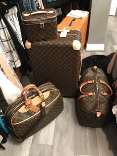 Louis Vuitton Luggage Aesthetic, Louis Vuitton Luggage Set, Airport Fits, Luxe Life, Best Handbags