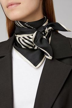 Silk Scarf Outfit, Scarf Wearing Styles, Ways To Tie Scarves, Silk Scarf Style, Classic Style Outfits, Ways To Wear A Scarf, How To Wear A Scarf, Scarf Outfit