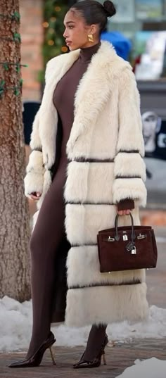 Italian Outfits Women, Lori Harvey Style, Harvey Outfits, Apres Ski Style, Lori Harvey, Ski Fashion, Italian Outfits, Shearling Coat, Winter Fits