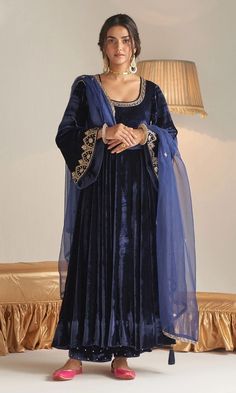 Fancy Punjabi Suits, Pakistani Bridesmaids Outfits, Velvet Anarkali Suits, Pakistani Bridesmaids, Lehenga Kurta, Velvet Anarkali, Anarkali Suits Designer, Velvet Suit Design, Suits Pakistani