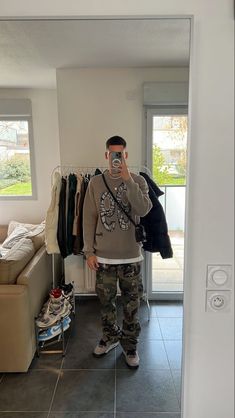 Streetwear Inspo Men, Y2k Kim Kardashian, Y2k Kpop Pfp, Style Camo Cargo Pants, Y2k Kpop Outfits, Y2k Laptop Background, Y2k Kitchen, Drippy Outfit