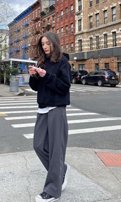 60 Degree Weather Outfit Leggings, Femme Fall Outfits, Work Outfits For Cold Weather, Preppy Tomboy Outfits, Munich Street Style, Gray Top Outfit, Work Street Style, 대학생 스타일, Tomboy Femme