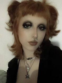 1920s Hollywood Makeup, Simple Punk Makeup, Alt Valentines Makeup, Alternative Makeup Ideas, No Eyebrow Makeup, No Eyebrows Makeup Look, Makeup Looks Alt, 90’s Grunge Makeup, Sickly Makeup