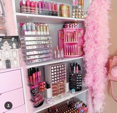 Rangement Makeup, Penyimpanan Makeup, Pink Ideas, Makeup Station, Makeup Desk, Room Studio, Vanity Room, Glam Room