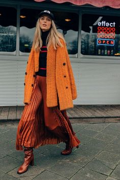 womens orange pleated skirt Orange Coat, Portraits Photography, 2020 Fashion Trends, Neue Outfits, Looks Street Style, Closet Space, 2023 Fashion, Trend Forecasting, Mode Inspo