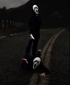 Halloween en pareja disfraz de scream Scream Mask Family Photoshoot, Ghost Face Family Photoshoot, Masked Photoshoot, Ghostface Photoshoot Couple, Ghostface Couple Photoshoot, Scream Photoshoot Couple