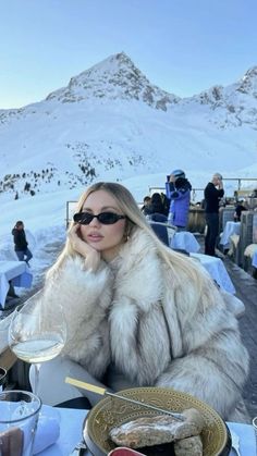 Mode Au Ski, Snow Fits, Winter Vacation Outfits, Ski Trip Outfit, Apres Ski Outfits, Ski Aesthetic, Snow Trip, Ski Outfit, Winter Inspo